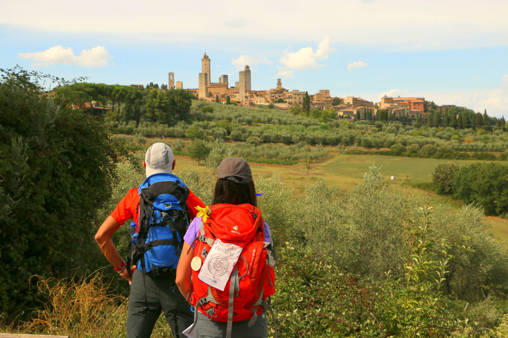 Escursionisti percorrono la Francigena fino a San Gimignano